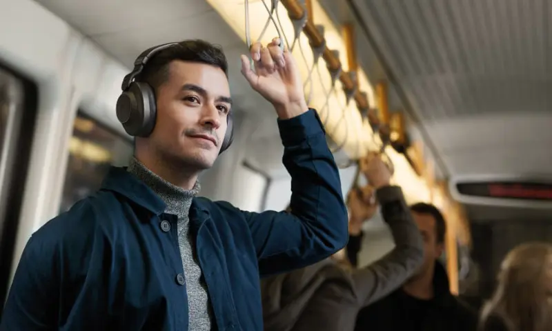 AI Noise-canceling headphones