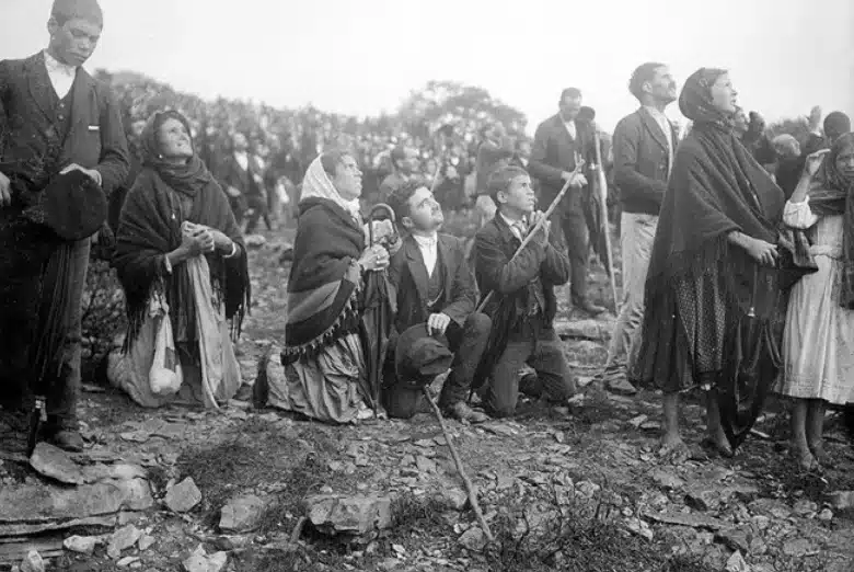 Crowds looking at the Miracle of the Sun occurring during the Our Lady of Fatima apparitions in 1917